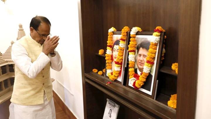 मुख्यमंत्री श्री चौहान ने स्व. श्री माधवराव सिंधिया की जयंती पर नमन किया